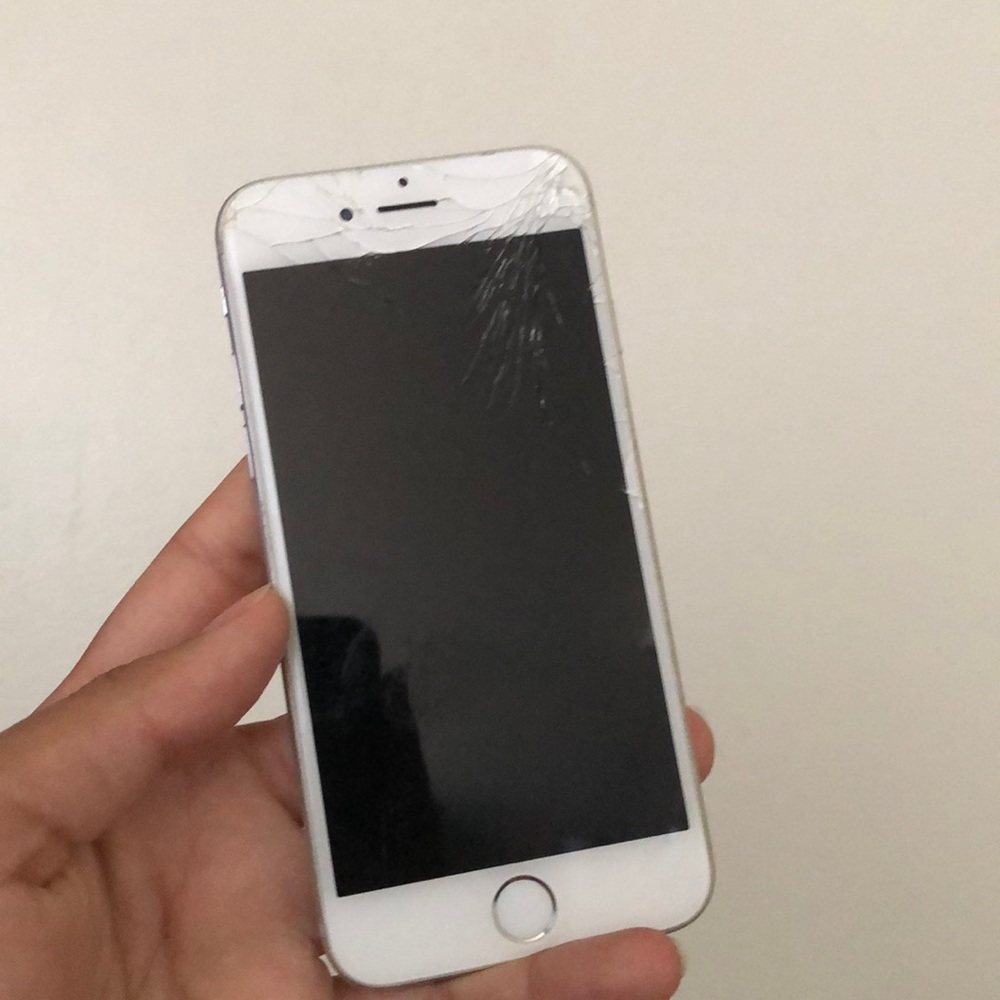 Cracked iPhone 6 in silver